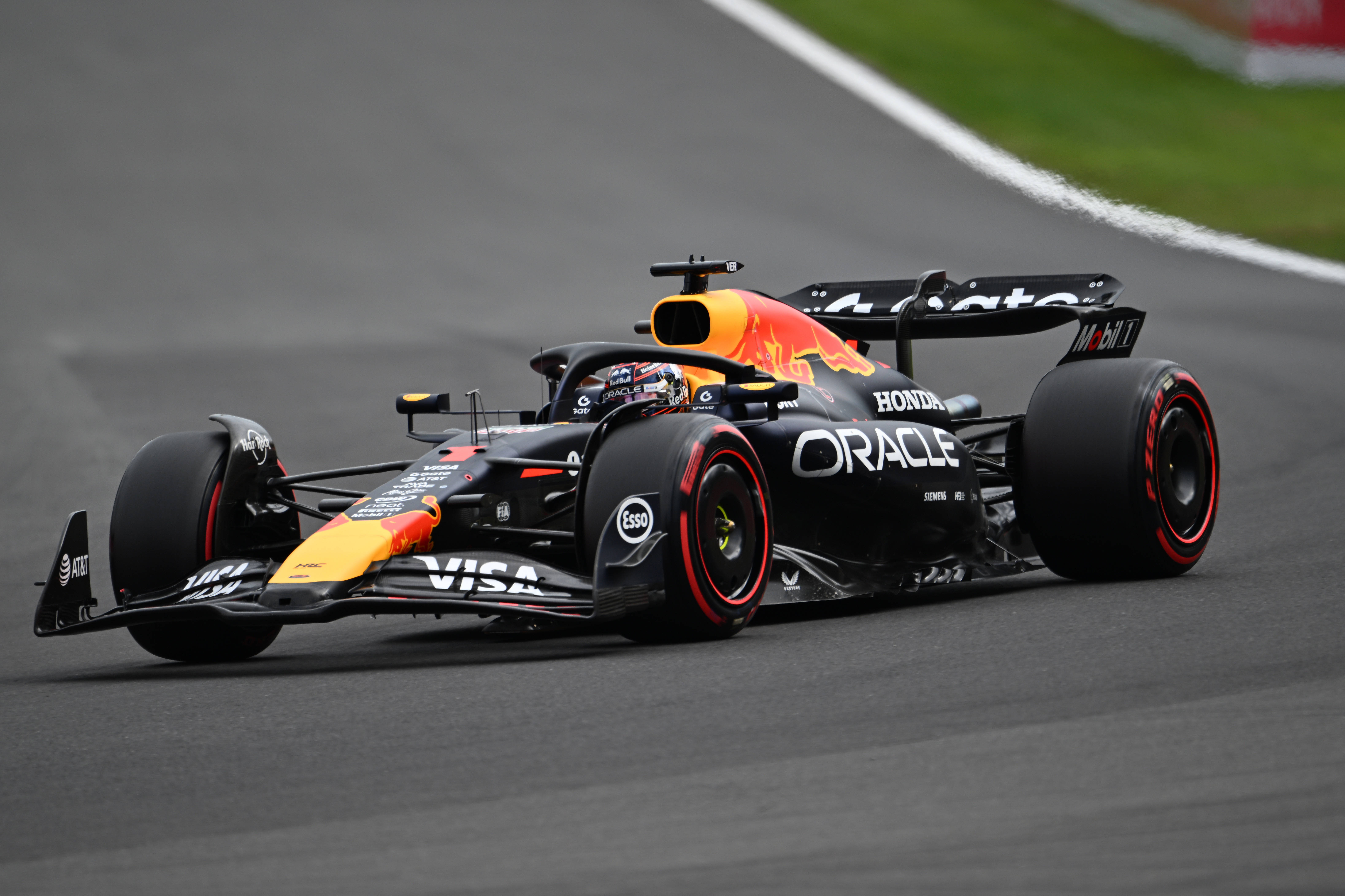 包含雷诺车队险胜迈凯伦，勒克莱尔统治全场的词条