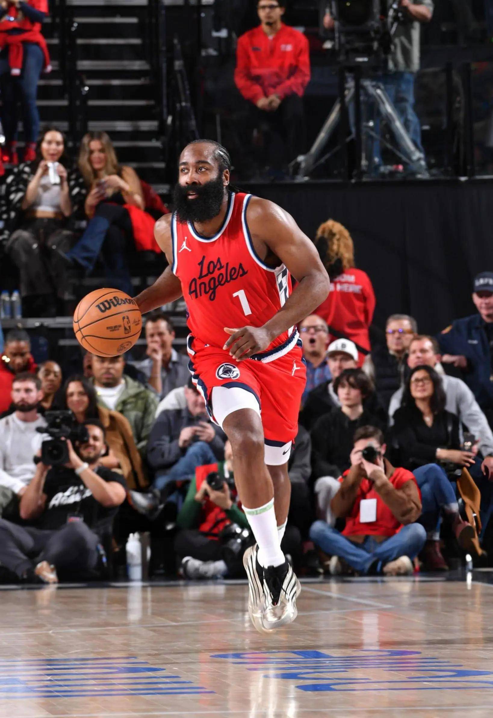 上海队逆转爵士，哈登状态火热