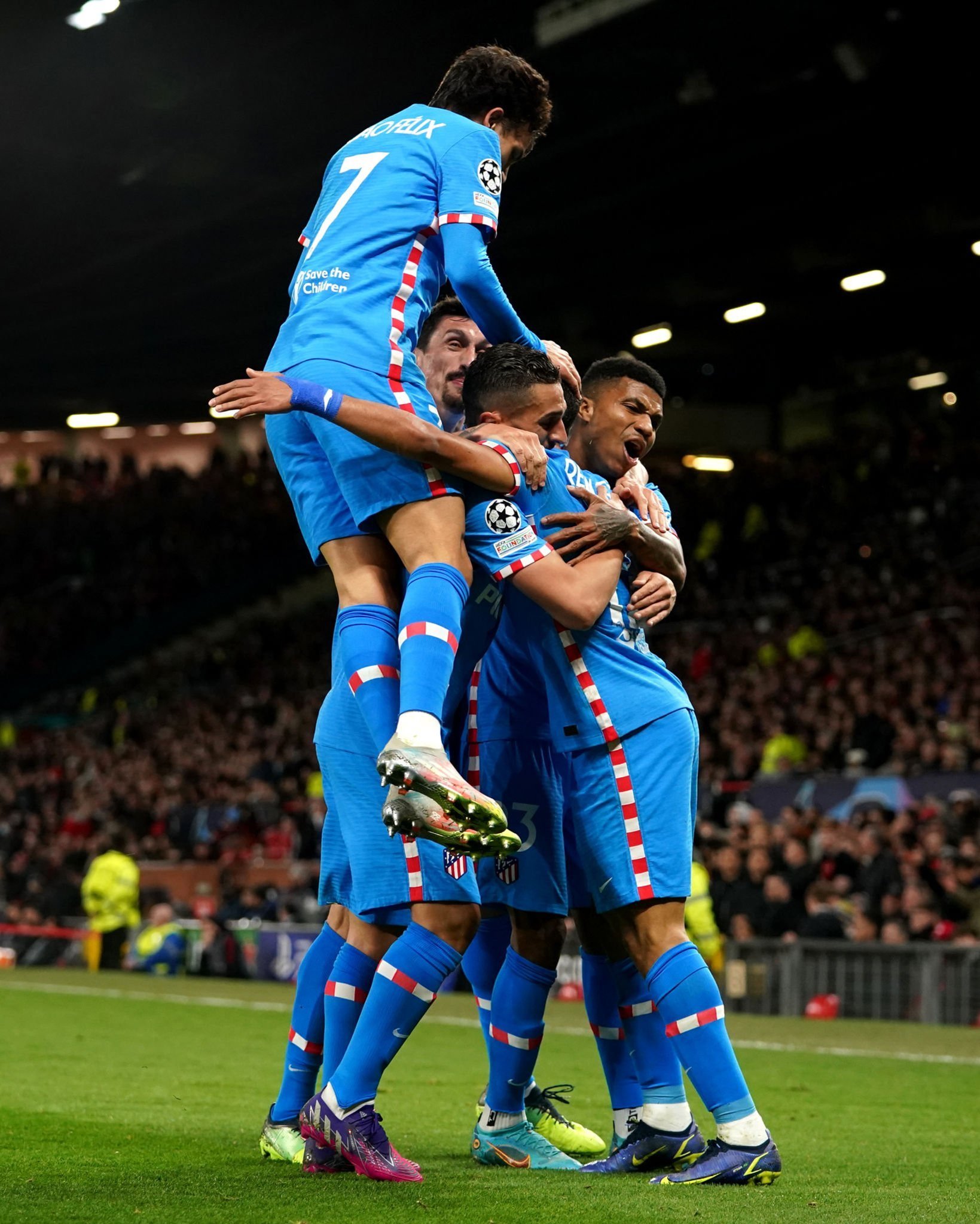 欧冠比赛中发生激动人心的场景 欧冠比赛中发生激动人心的场景